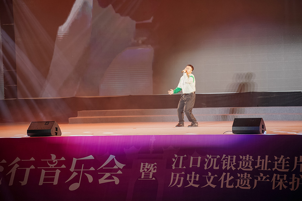 歌手在卖力演唱。翁光建摄