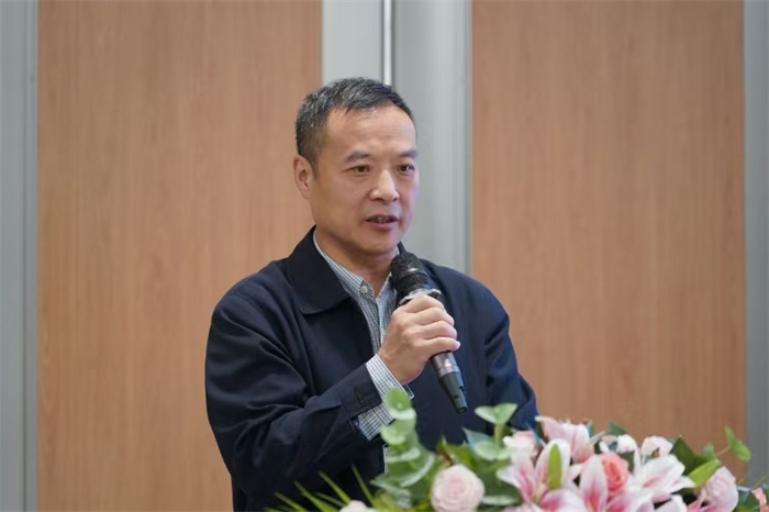 四川省儿童活动中心主任周恩睿致辞。爱尔眼科四川省区供图