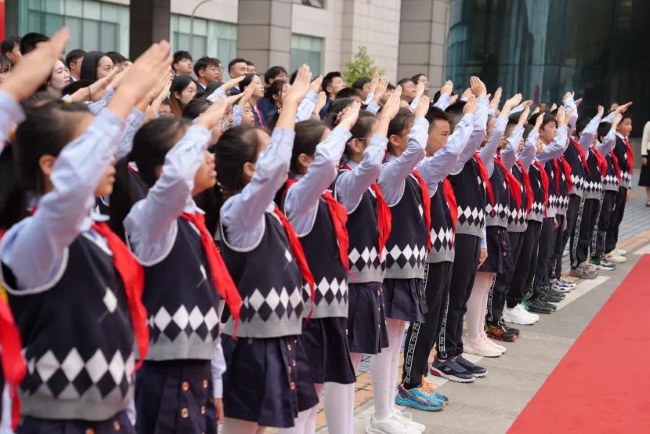 全体齐唱国歌。中国电科10所供图