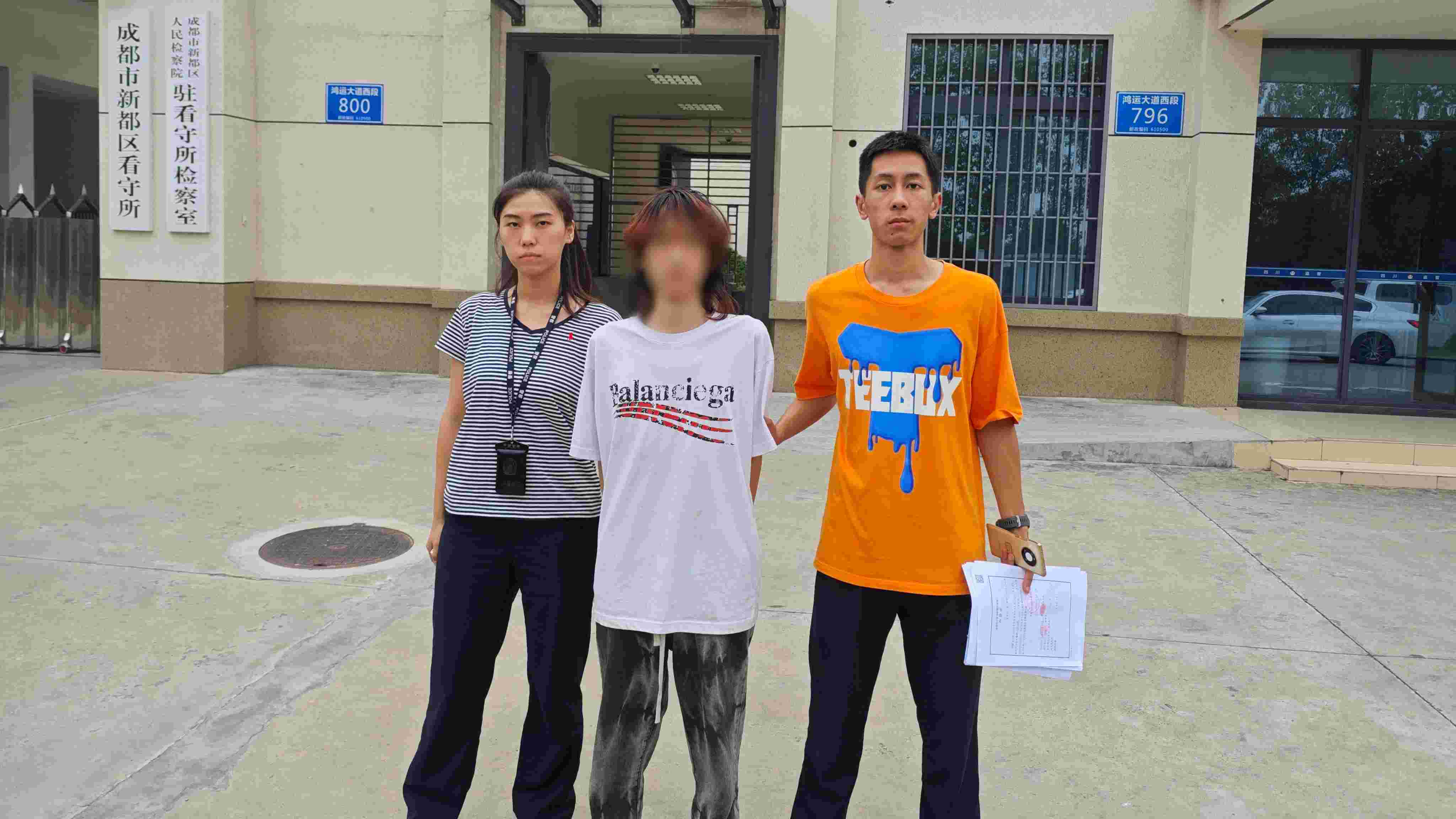 犯罪嫌疑人何某被依法刑事拘留。新都公安供图