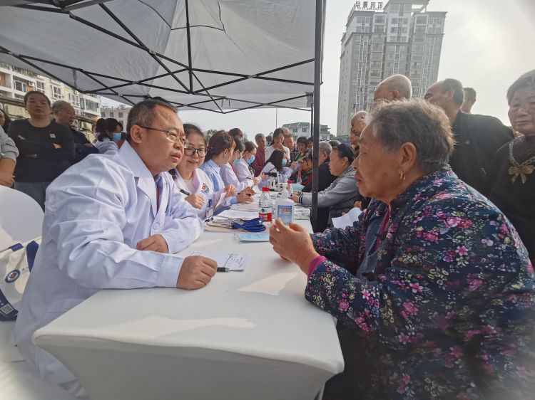 义诊现场。罗江区融媒体中心供图
