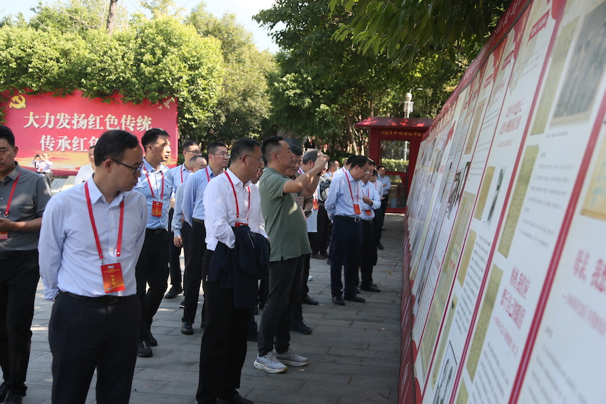 参观恩阳古镇革命旧址。巴中市政协供图