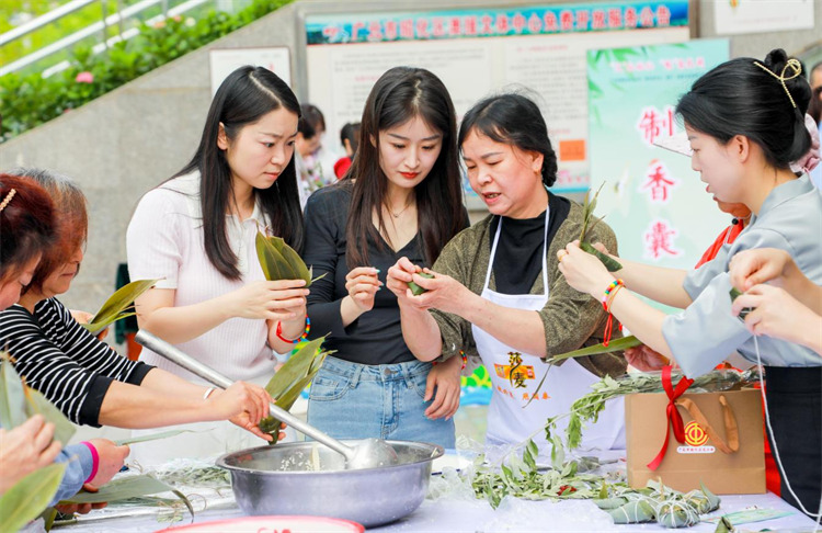 镇新时代文明实践所（站）组织惠民活动。昭化区融媒体中心供图