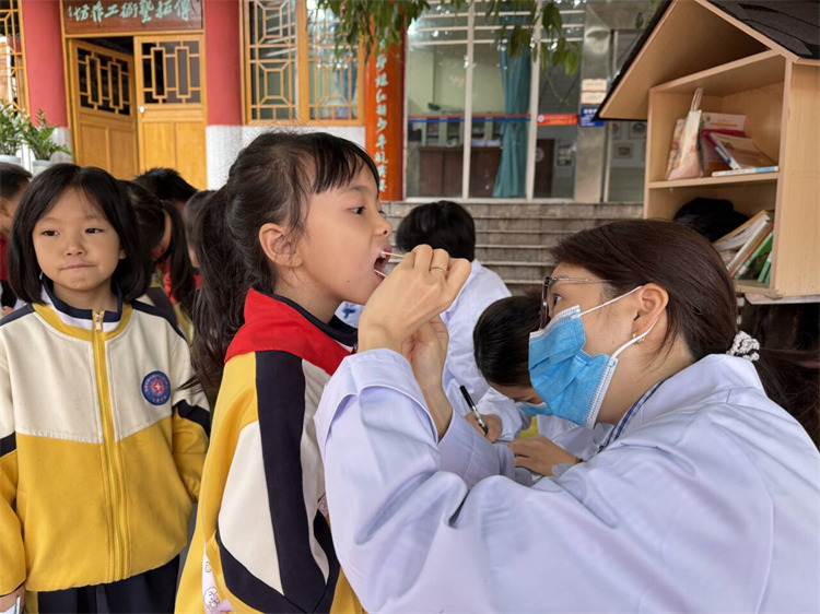 医务人员正在对学生开展口腔健康检查。叙州区融媒体中心供图