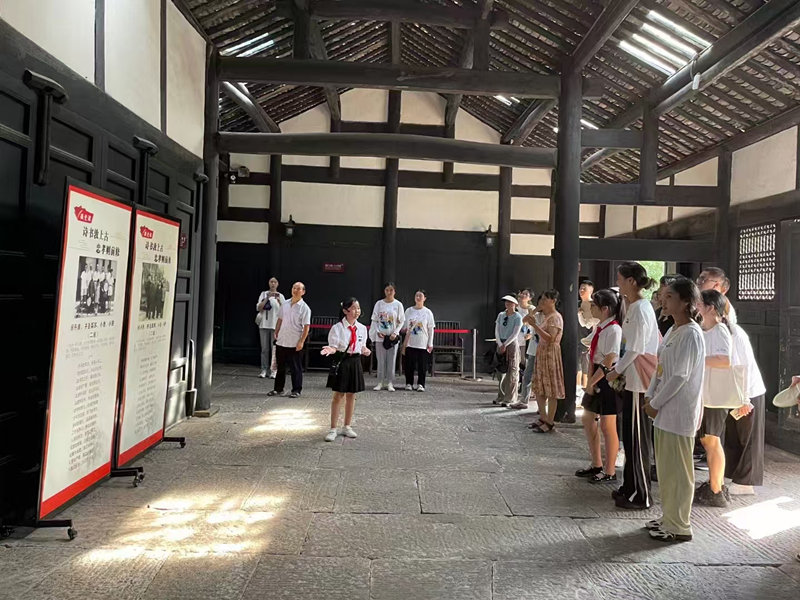 图4:“弘毅先锋队 帅乡少年说”红领巾讲解员在陈毅故里景区开展志愿讲解文明实践活动。赵天久摄