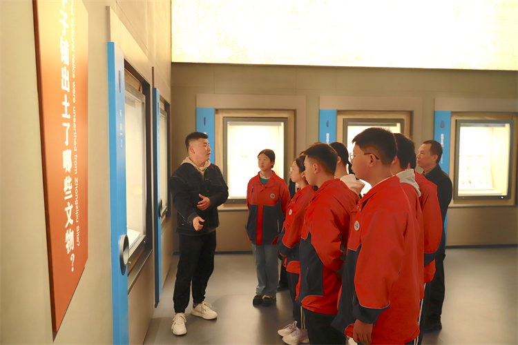 学生到中子铺细石器考古博物馆参观学习。刘旭摄