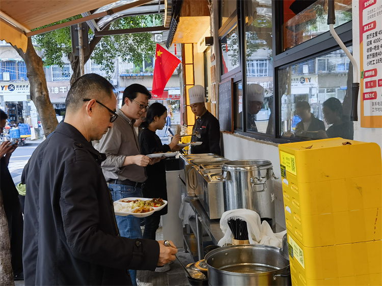 居民在社区食堂取餐。青羊区融媒体中心供图