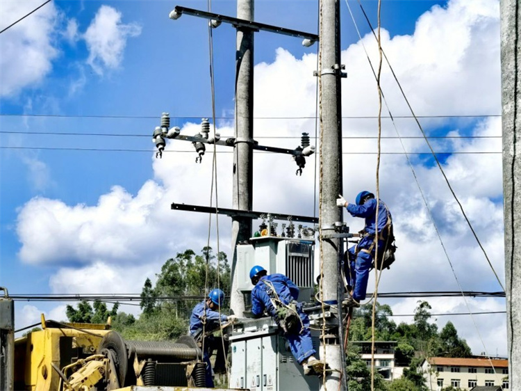 電力工人對電力設施進行檢查。郭慶供圖