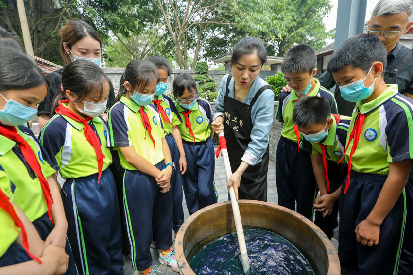 孩子們體驗本土絲綢非遺蠟染技藝。高坪區融媒體中心供圖