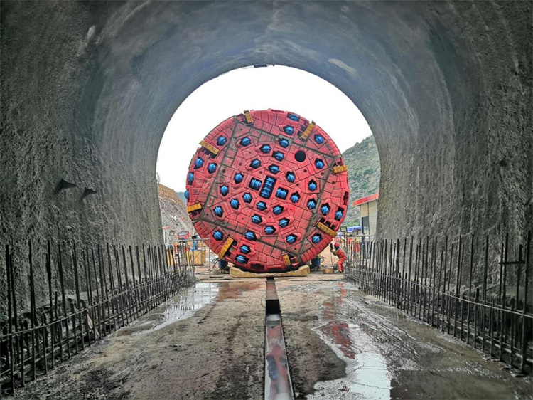 大凉山1号隧道TBM“月城凉山号”进洞前。中铁科研院供图