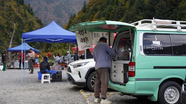 随处可见的移动咖啡车。黑水县委宣传部供图