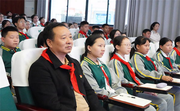 認真聆聽戰爭故事。自貢市退役軍人事務局供圖