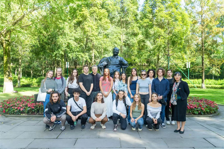 蒙达尔纪市森林中学学生在邓小平铜像前合影。中共广安市委宣传部供图