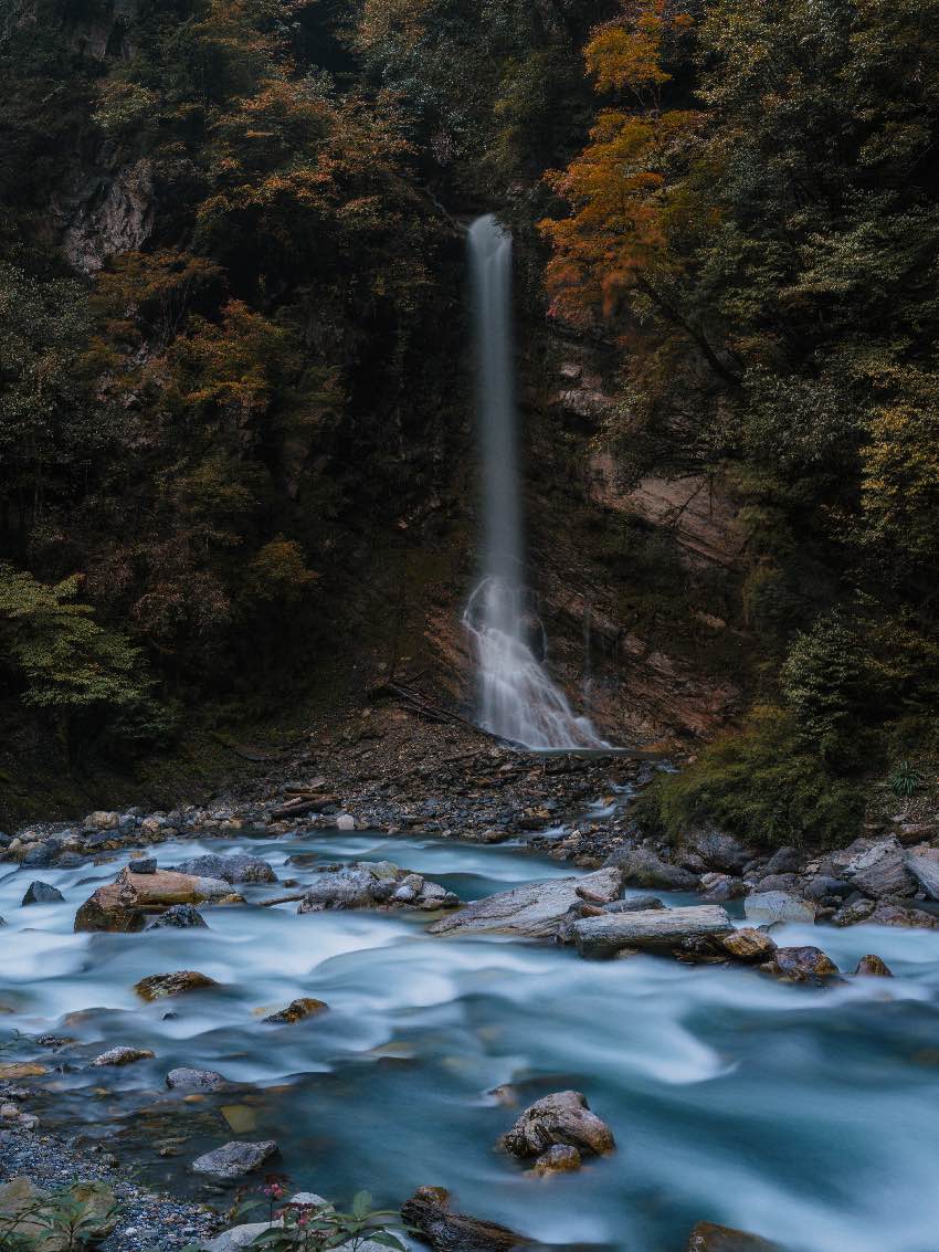 开门石瀑布。二郎山喇叭河景区供图