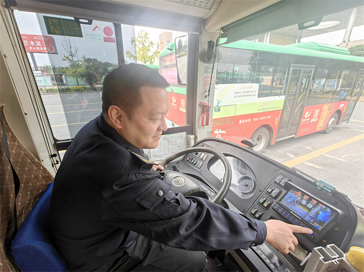 公交司机准备发车。绵竹市融媒体中心供图