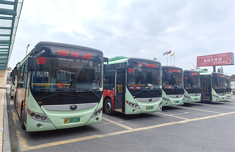 停放整齐的公交车。绵竹市融媒体中心供图
