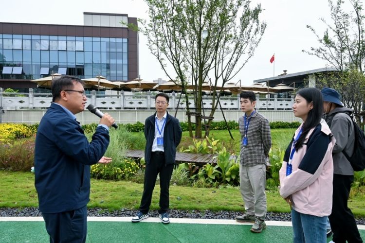 工作人員介紹利州廣場海綿城市改造項目。蔣師帥 供圖