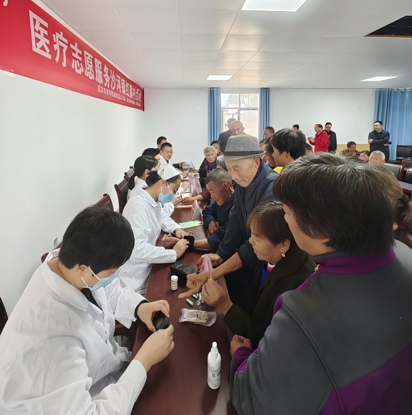 义诊现场。南江县委宣传部供图