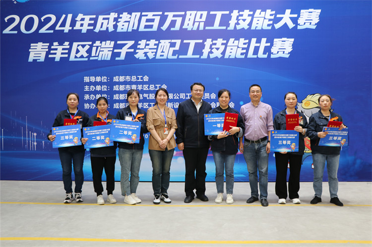 为获奖者颁奖。主办方供图