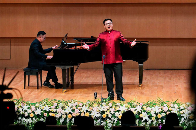 特邀嘉宾乐山师范学院音乐学院副院长吴映春现场演唱。袁遥供图