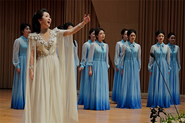 朱荟钱和“嘉州妹妹”组合共同演唱。袁遥供图