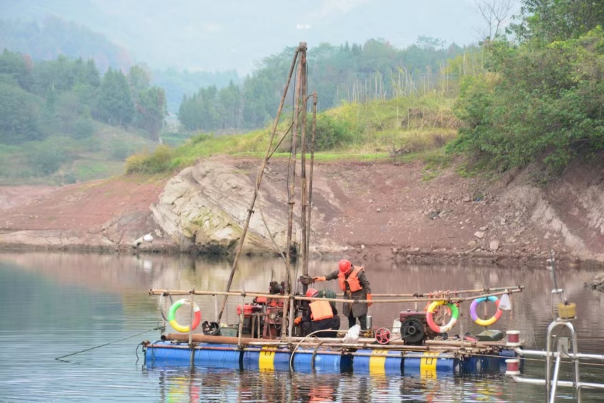 同心桥水库大坝除险加固项目现场地勘作业。兰楯摄