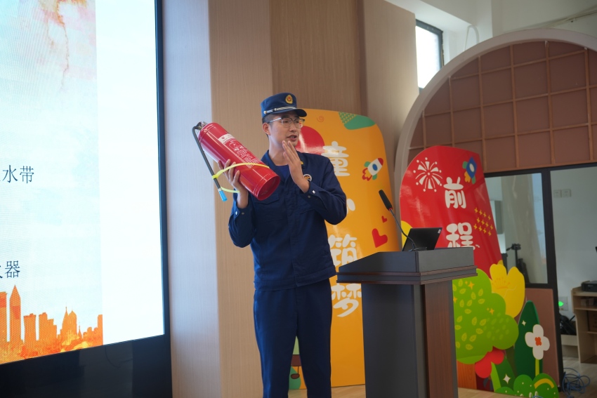 消防宣传员正在演示辨别假冒伪劣消防产品。眉山天府新区消防救援大队供图