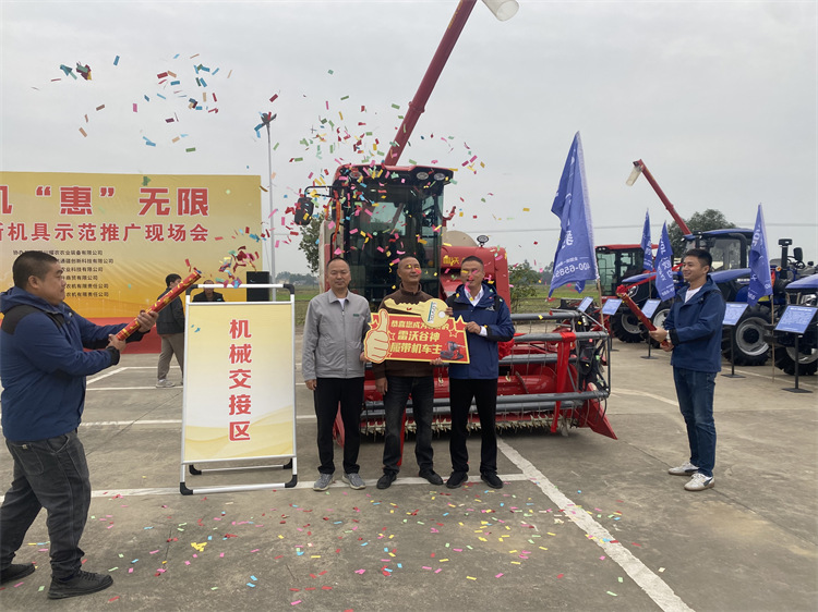 机械现场交接。广汉市委宣传部供图