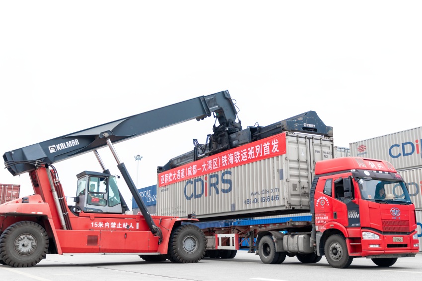 亚蓉欧大通道（成都—大湾区）铁海联运班列首发。青白江区委宣传部供图