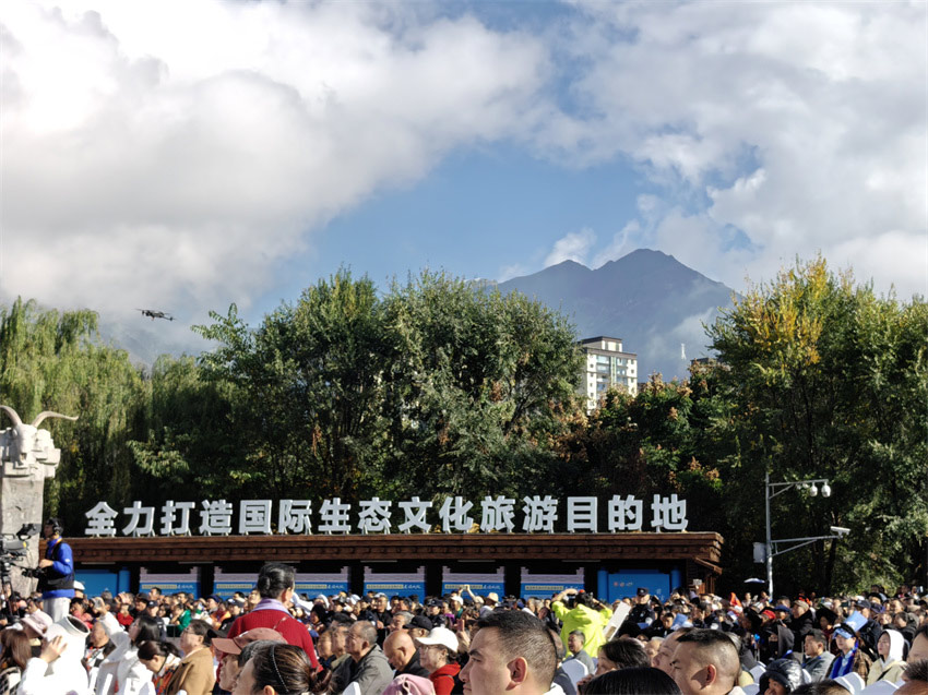 藍天白雲，淨土阿壩，打造國際生態文旅目的地。人民網記者 劉海天攝