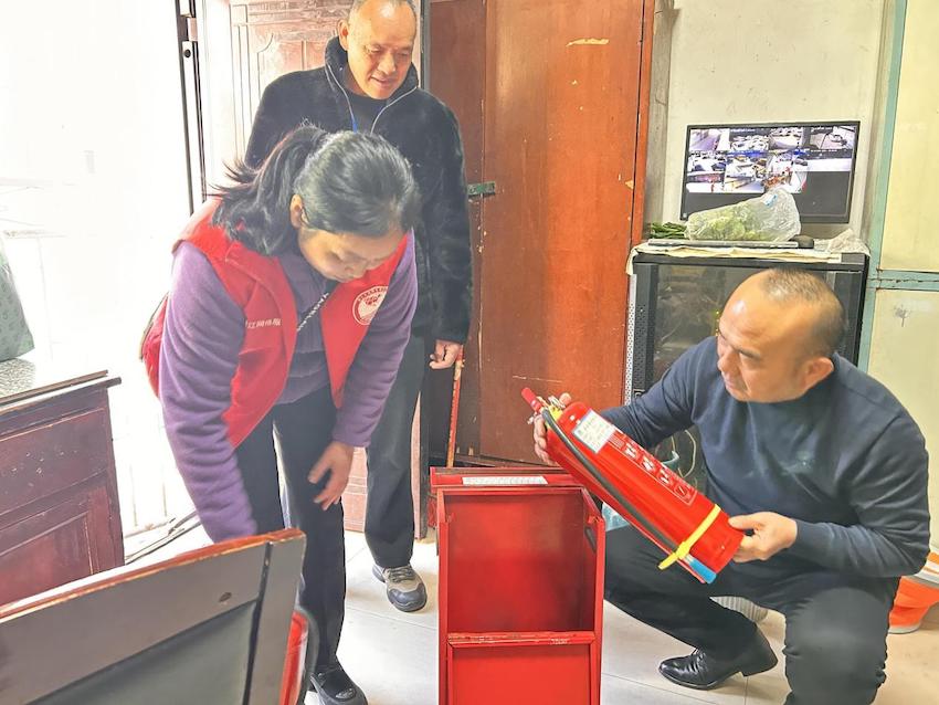 协助开展安全设施检查。张霖供图