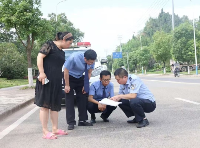 检察官实地走访事故现场。雁江区检察院供图