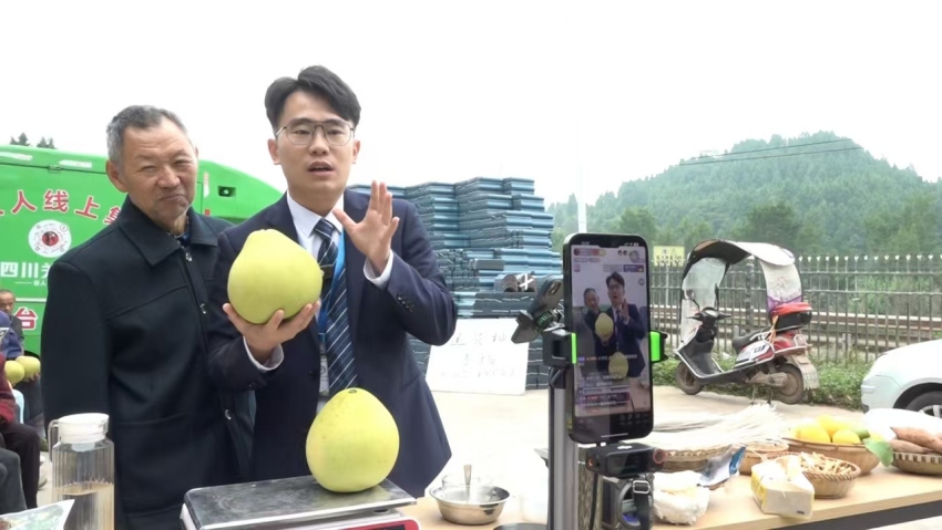 关祖苹帮助农户销售农副产品。贺云摄