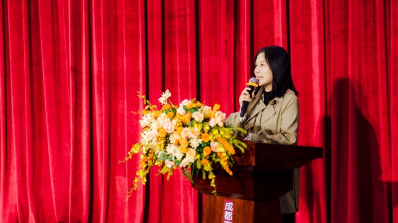 成都大学黄媛媛教授分享发言。成都市盐道街小学供图