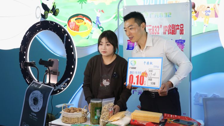 网络达人向桂蓉和鲜淼亭在直播带货。刘旭供图