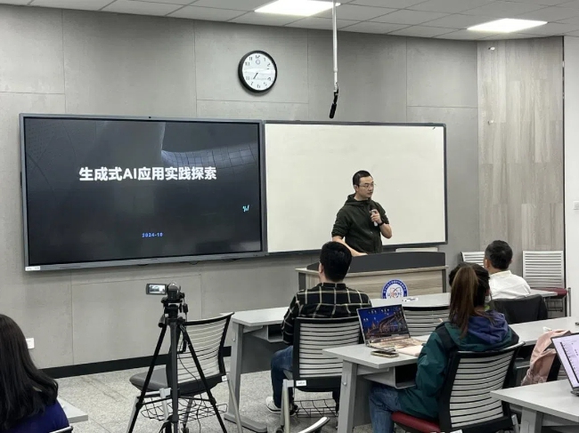 专家为学生讲解人工智能知识。新网银行供图