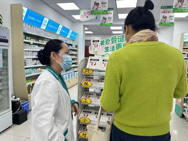 医师在为居民答疑解惑。好医生集团供图