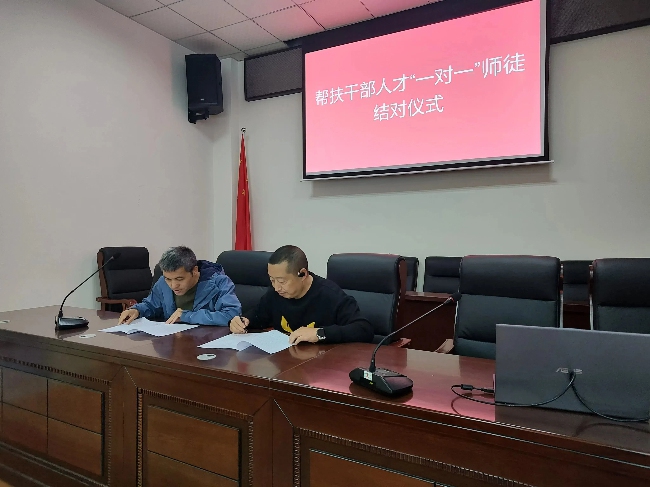 “一对一”师徒结对仪式。都江堰市融媒体中心供图