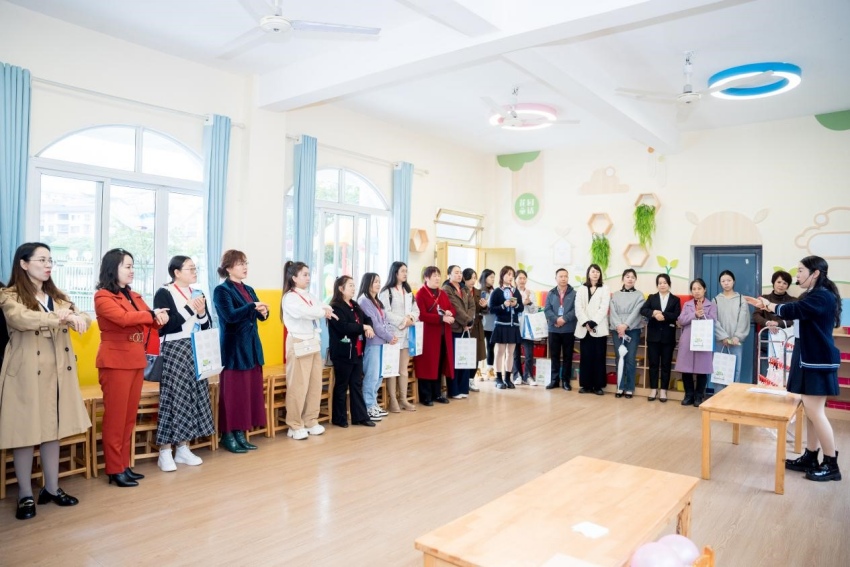 教科局幼儿园教师为参会人员进行幼儿园一日生活保育工作的实操培训。主办方供图
