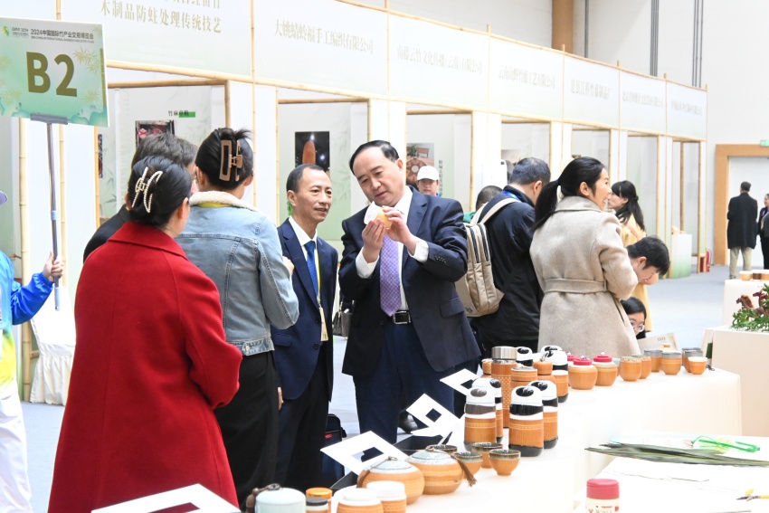 参会人员正在仔细欣赏竹制品。肖瑶摄