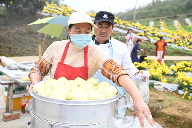 热气腾腾的菊花包子。蒋兵供图