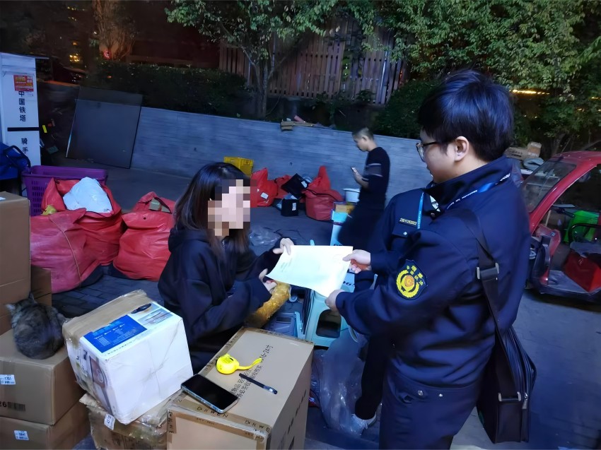 烟草执法人员现场送达先行证据保存单。成都市天府新区烟草专卖局供图