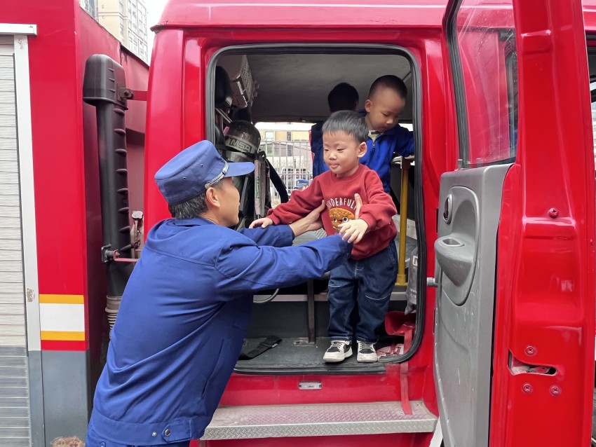 小朋友走进消防大队参观消防车。眉山天府新区消防救援大队供图