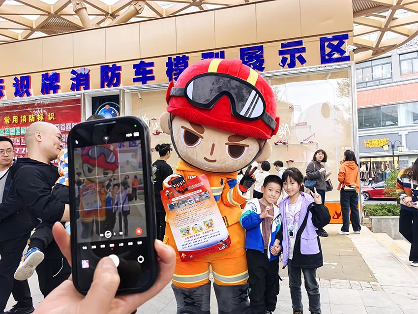 市民朋友現場打卡拍照。南充順慶區消防救援大隊供圖