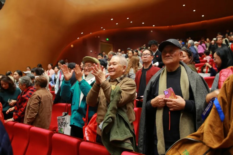 觀眾起身歡迎演職人員。成都文廣旅局供圖