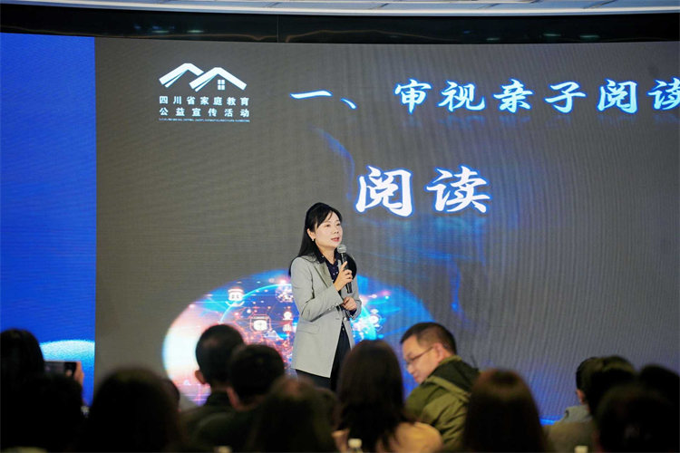 名师教讲解如何阅读。青羊区教育局供图