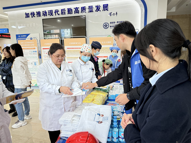 物料發放簽到區。劉瓊供圖