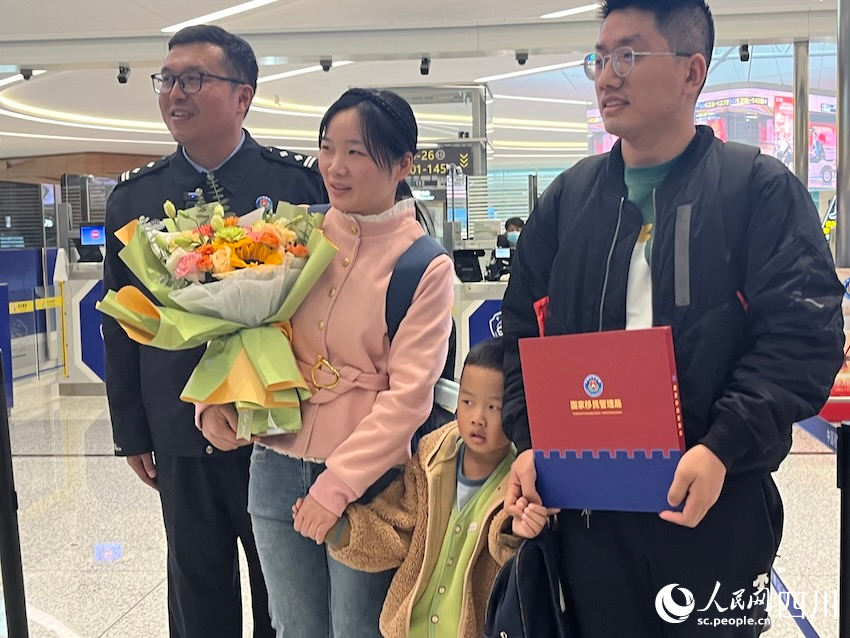 旅客朱伟林成为今年成都天府国际机场口岸迎来今年第500万位旅客。人民网记者 郭莹摄