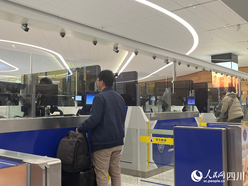 旅客办理出境手续。人民网记者 郭莹摄
