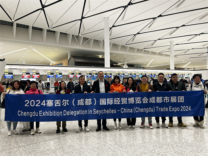 機場合影。塞舌爾旅游局供圖